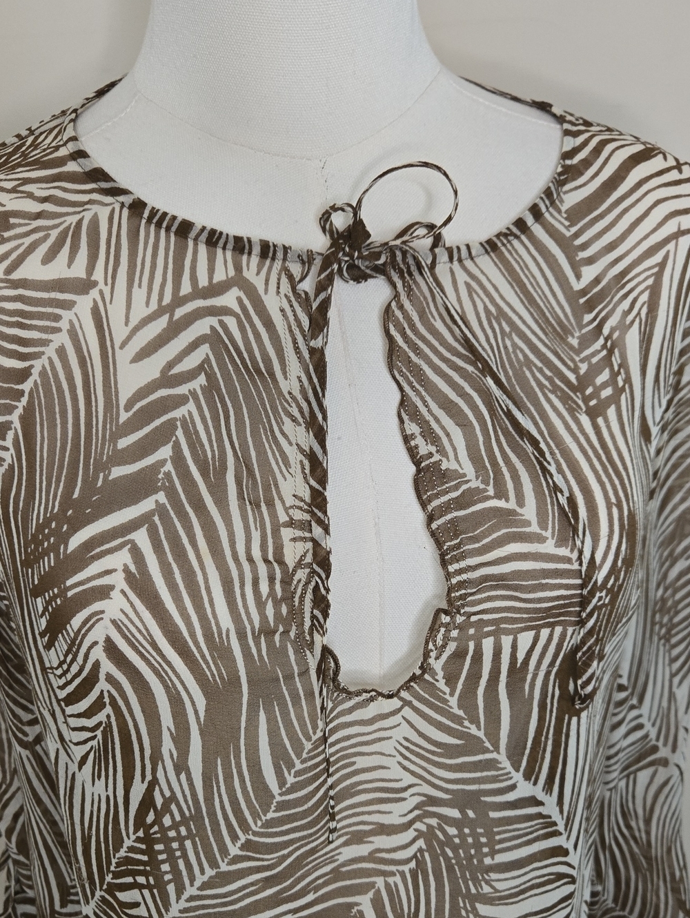 BCBG Max Azria Silk Blouse Taupe Leaf Print Boho Resort Luxe Size 6 Tropical - Picture 3 of 11